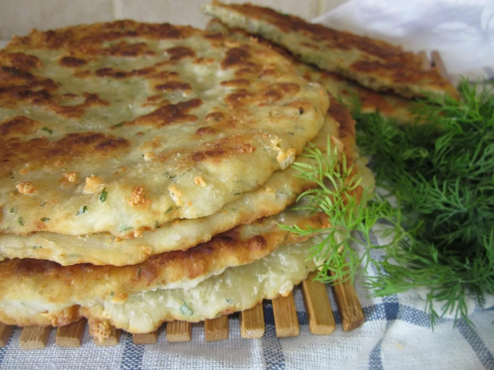 Лепешки с луком и яйцом на сковороде. Луковые лепешки на кефире. Хычин. Пышные лепешки. Лепешки на кефире с сыром и луком.