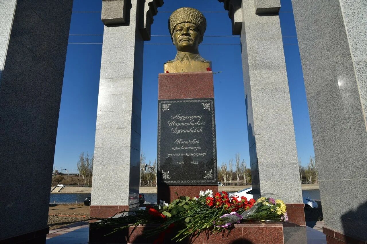 Памятники культуры астраханской области. Джанибеков Абдулхамид памятник. Абдулхамид Джанибеков Астрахань. Памятник Джанибекову в Астрахани. Абдулхамид Шершенбиевич Джанибеков.