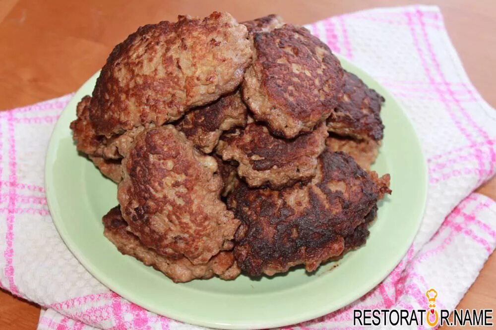 Котлеты из печени куриной на сковороде пышные. Печеночные котлеты. Котлеты из печенки. Пышные котлеты из печени. Печеночные котлетки "НЕМОЖЕТБЫТЬ"..