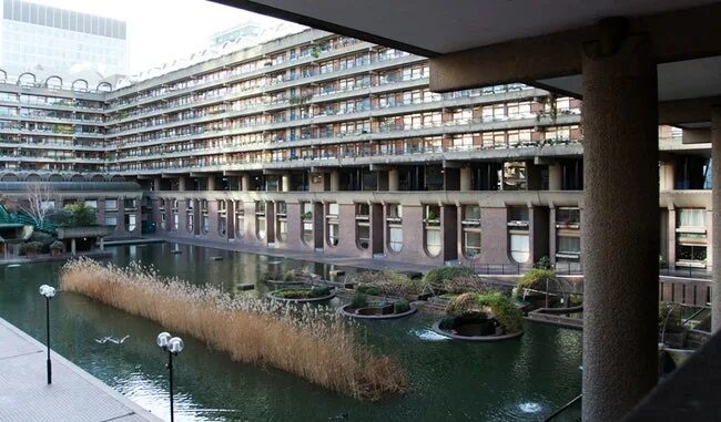 Barbican перевод. Water gardens, barbican архитектура. Барбикан лондон. Сад барбикан сверху. Barbican перевод.