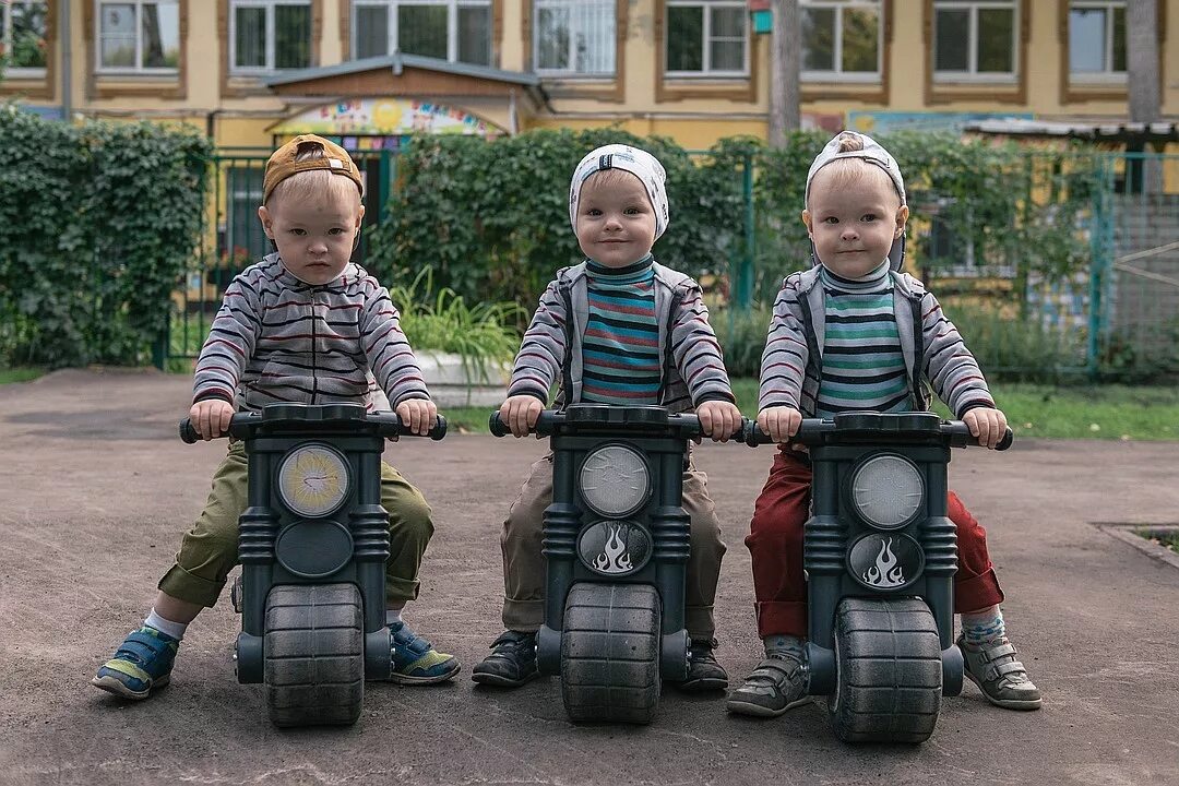 Задачки с числами. Каждый из трех мальчиков. Детская дружба. Каждый из трех мальчиков купил по 4 тетради а каждая из 4 девочек по 3. Каждый из 3 мальчиков.