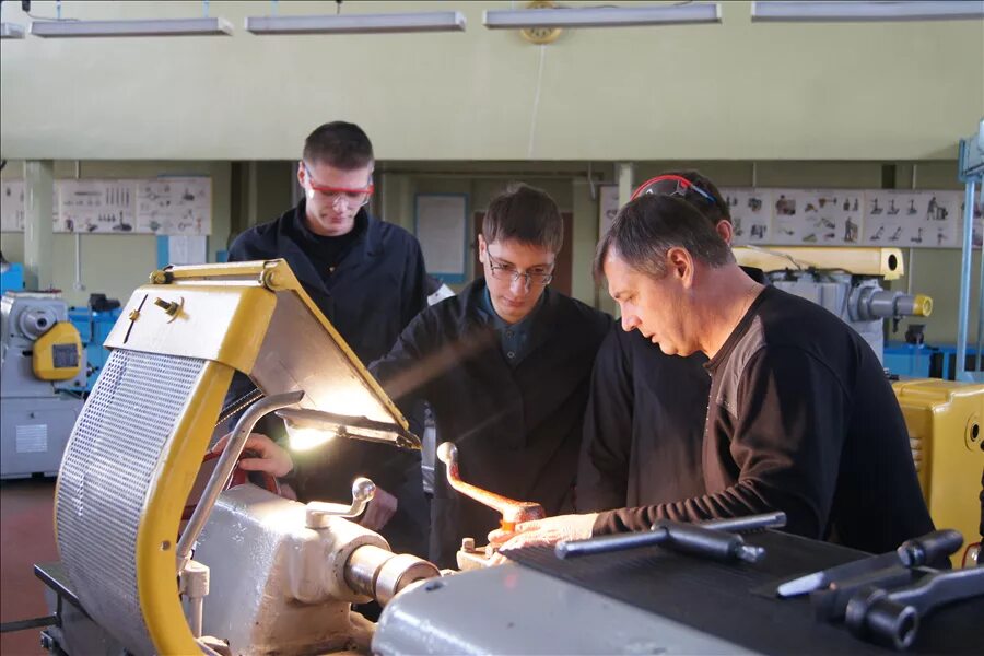 Студенты техникума. Электромонтер колледж. Профессионально-техническое образование. Корпоративная культура bmw group. Профессия техник электрик.