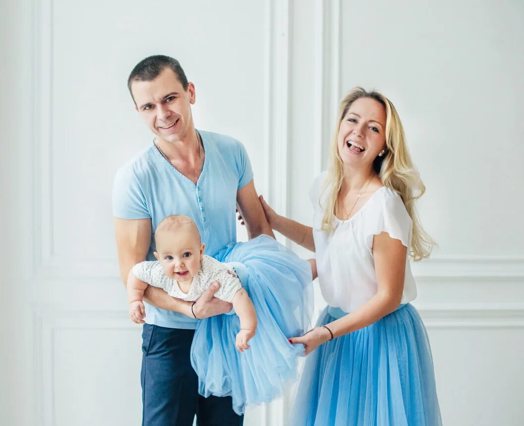 Краем фэмили. Платье для семейной фотосессии. Фотосессия семья в голубом. Семейная фотосессия в одном стиле. Фотосессия семьи в одном стиле.