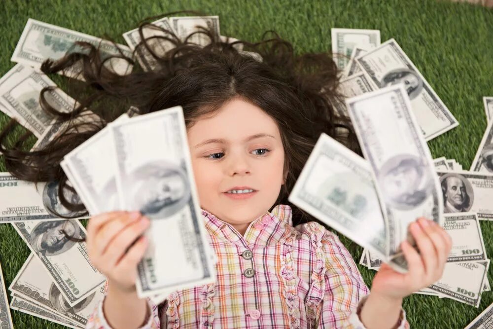 Дети и деньги. Дети родители деньги. Ребенок просит деньги. Деньги от родителей. Экономика обмана