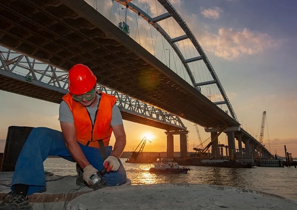 Крымский мост стройка. Белый ильмень мост. Крымский мост стройка. Колмовский мост великий новгород вечер. Подрядчики мосты.