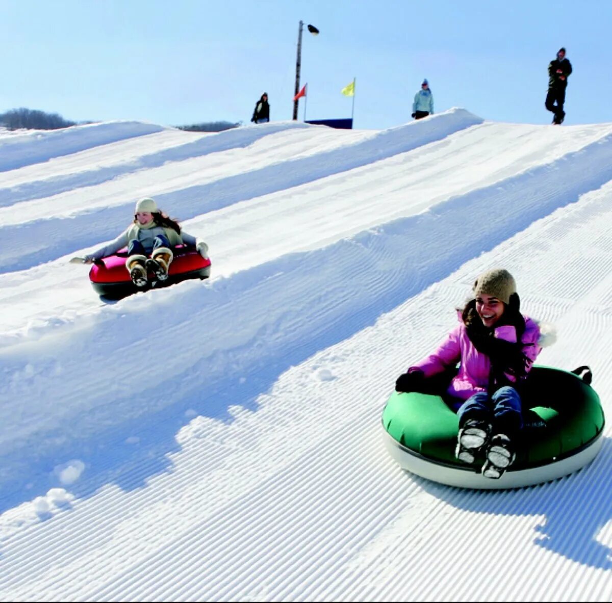 Кататься с горок. Снежная горка в деревне. Ледяная горка на вднх. Муринский парк катание на ватрушках. Места для катания на санках.