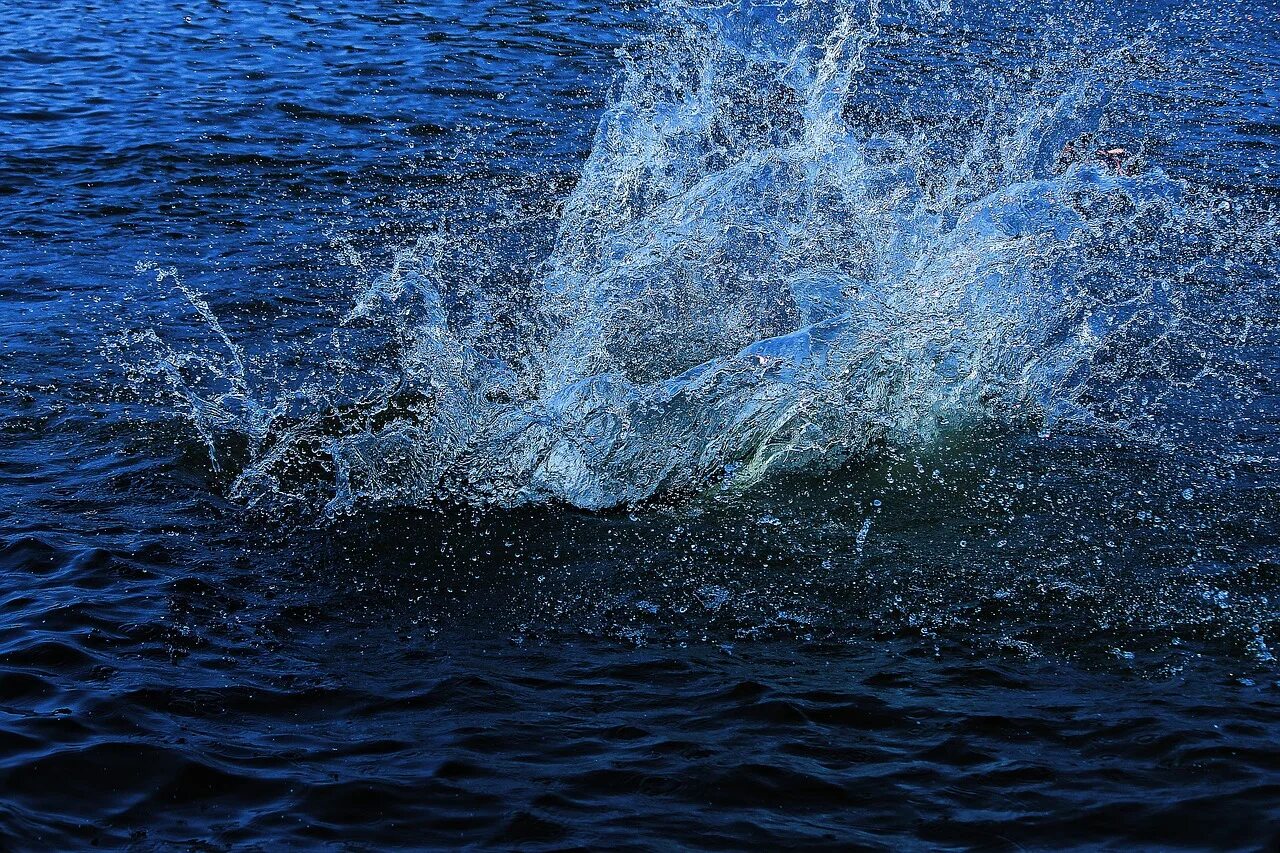 Вода река. Брызги воды. Всплеск воды на реке. Брызги воды в реке.