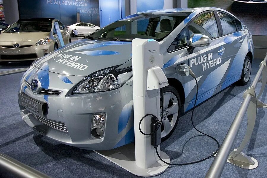 Нужно ли заряжать гибридные автомобили. Toyota prius plug-in. Нужно ли заряжать гибридные автомобили. Нужно ли заряжать гибридные автомобили. Тойота приус 1.