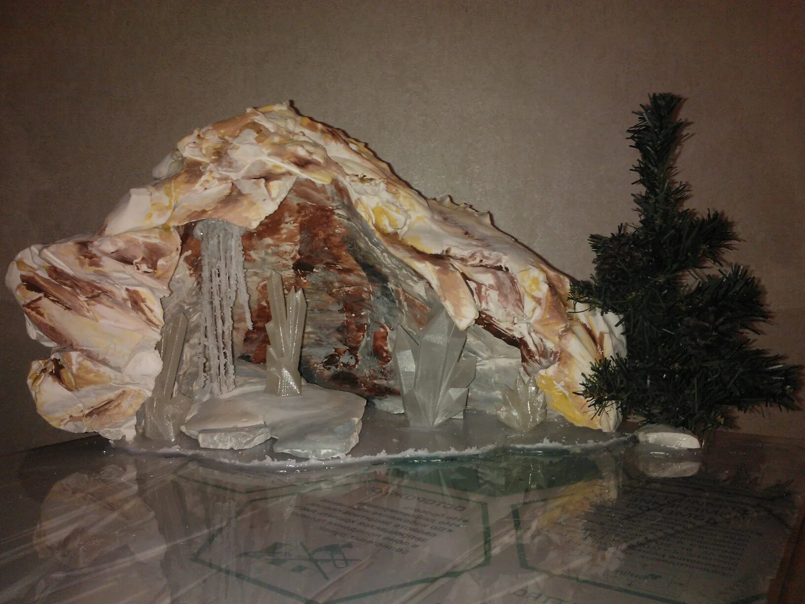 Пещера из папье маше. Как сделать пещеру. Пещера из коробок. Макет пещеры. Пещера вертеп рождественский.