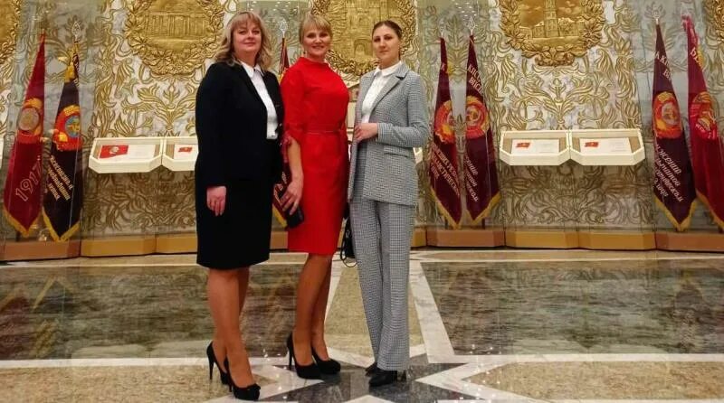 Лукашенко вручил награды многодетным матерям. Фото президента с мамой.