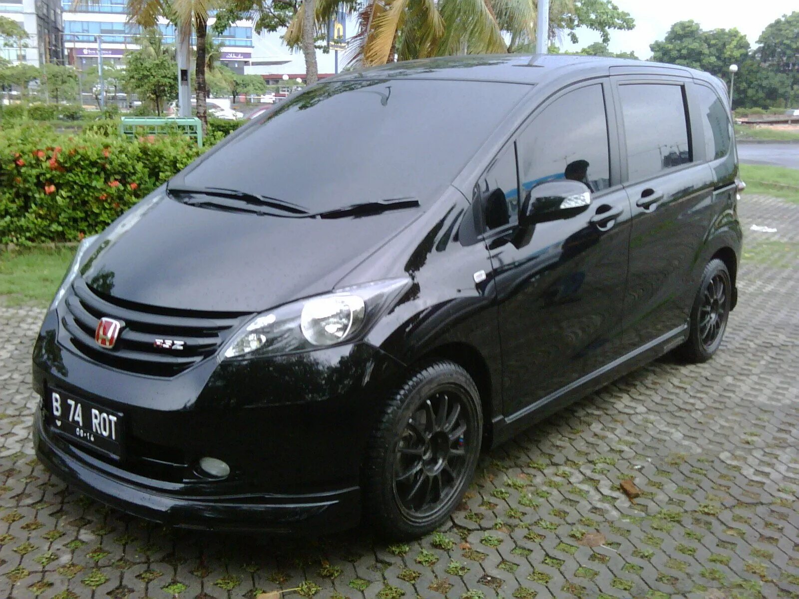 Фрид тюнинг. Honda freed r17. Хонда Фрид на r17. Honda freed r16. Обвес Хонда Фрид.