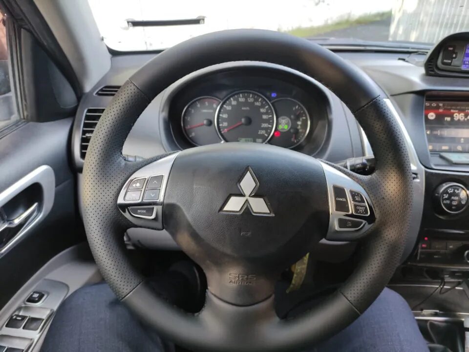 Руль мицубиси паджеро. Руль Mitsubishi Pajero Sport 2. Руль Mitsubishi Pajero Sport 3. Руль Митсубиси Паджеро спорт 3. Mitsubishi Pajero Sport 1 руль.