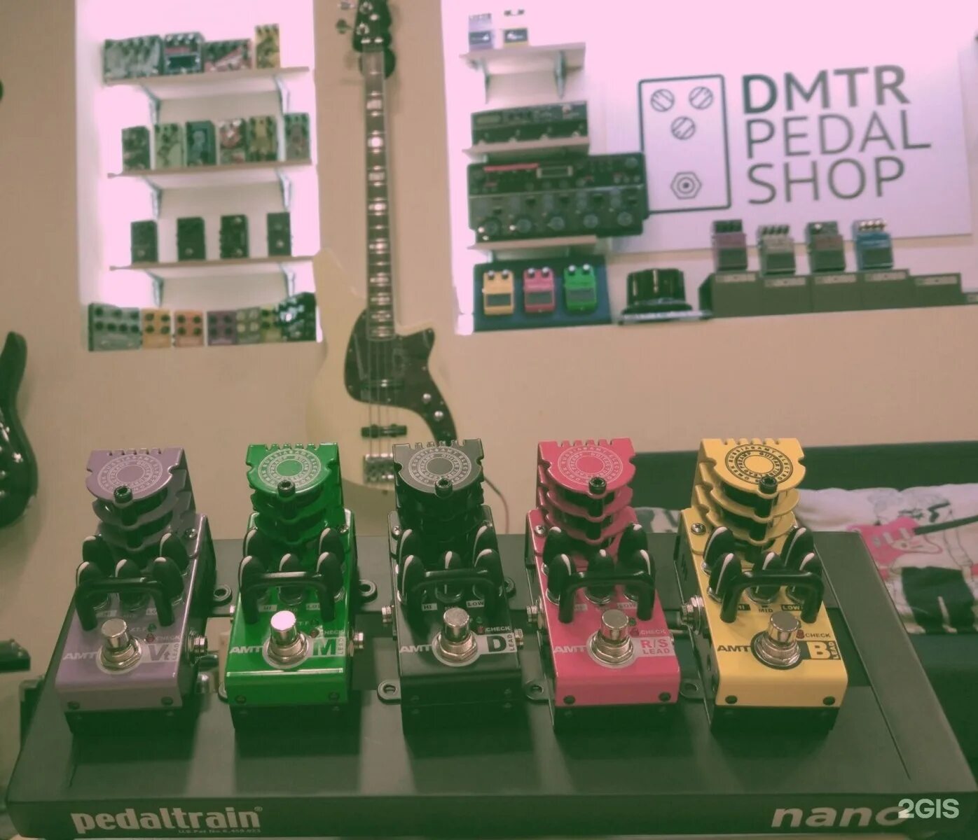 Dmtr. Дмтр педаль шоп. Гитарный магазин в москве. Pedal shop. Педали эффектов смешные.