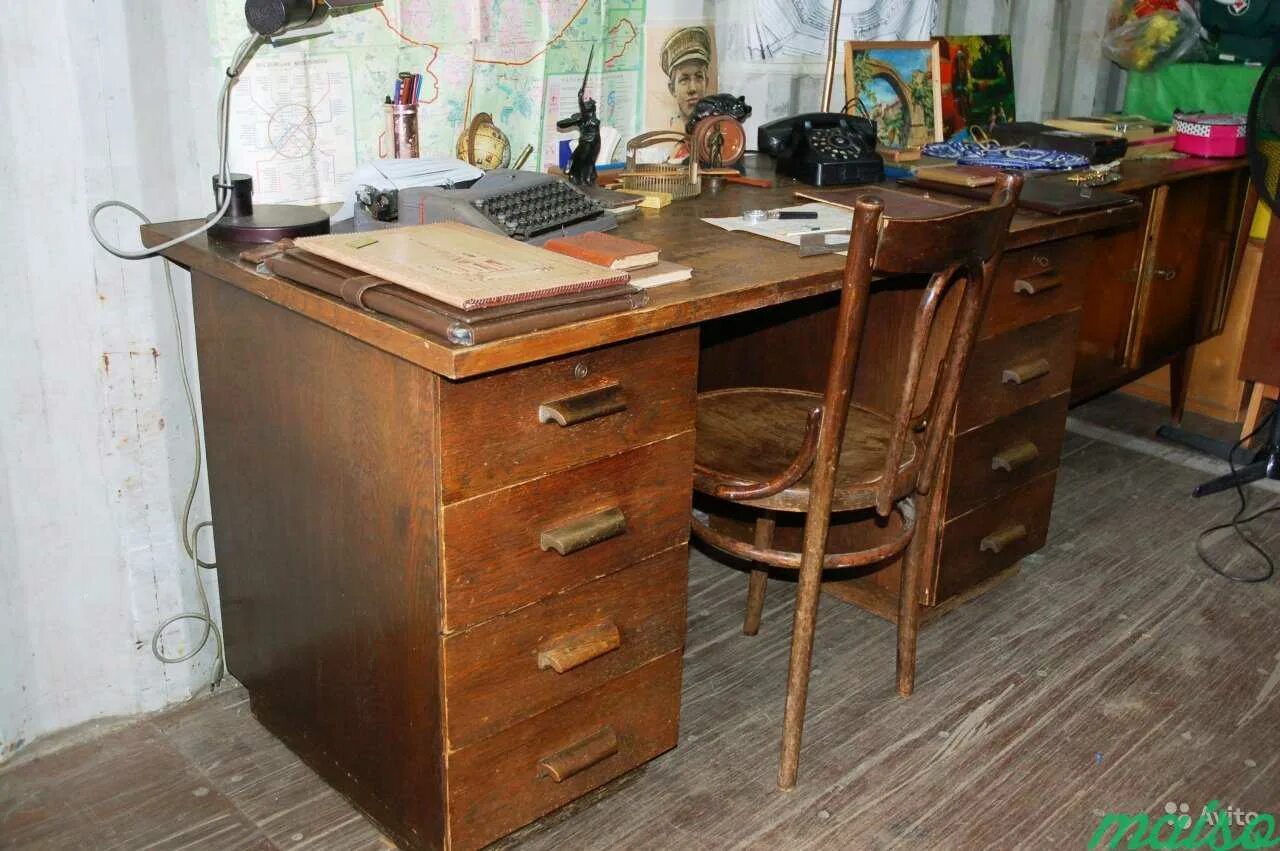 Советский письменный стол. Старый Советский письменный стол. Старинный письменный стол. Письменный стол 50-х годов.
