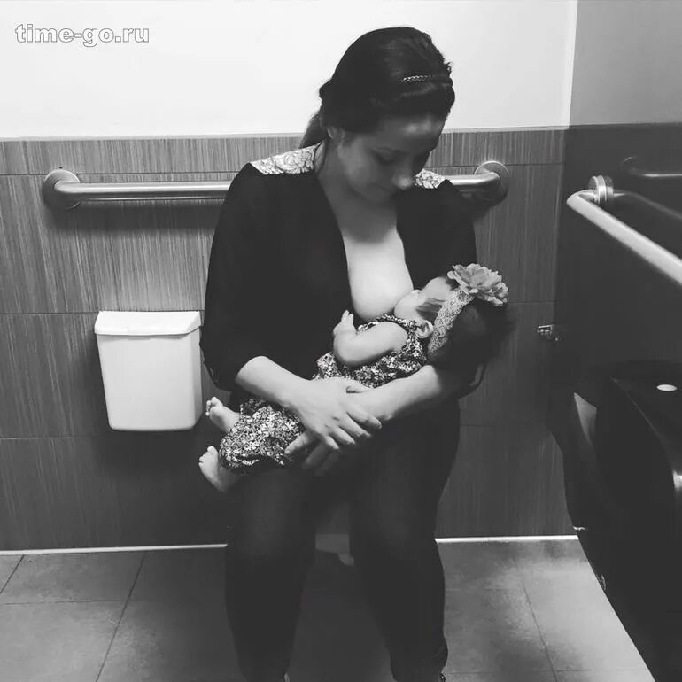 С мамой скрытая. Туалет матери и ребенка. Мама в туалете с детьми. Женщина кормит грудью в туалете. Кормит ребенка домашнее.