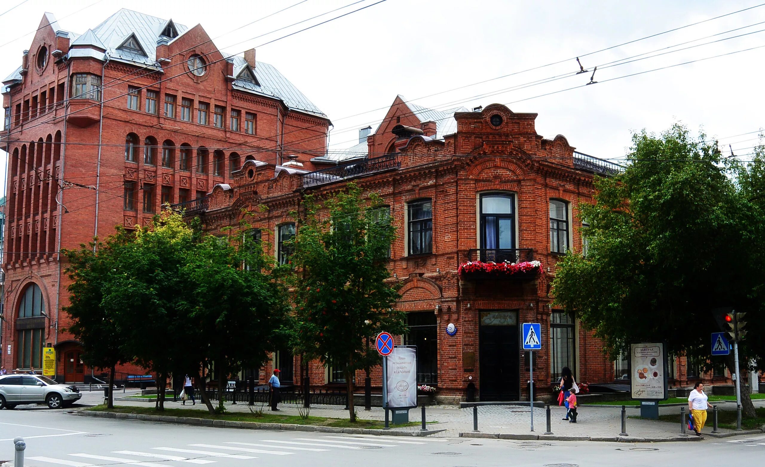 История домов новосибирска. Ресторан ля Мезон Новосибирск. Дом купца Крюкова Новосибирск. Особняки сибирских Купцов Новосибирск. Советская 25 Новосибирск.