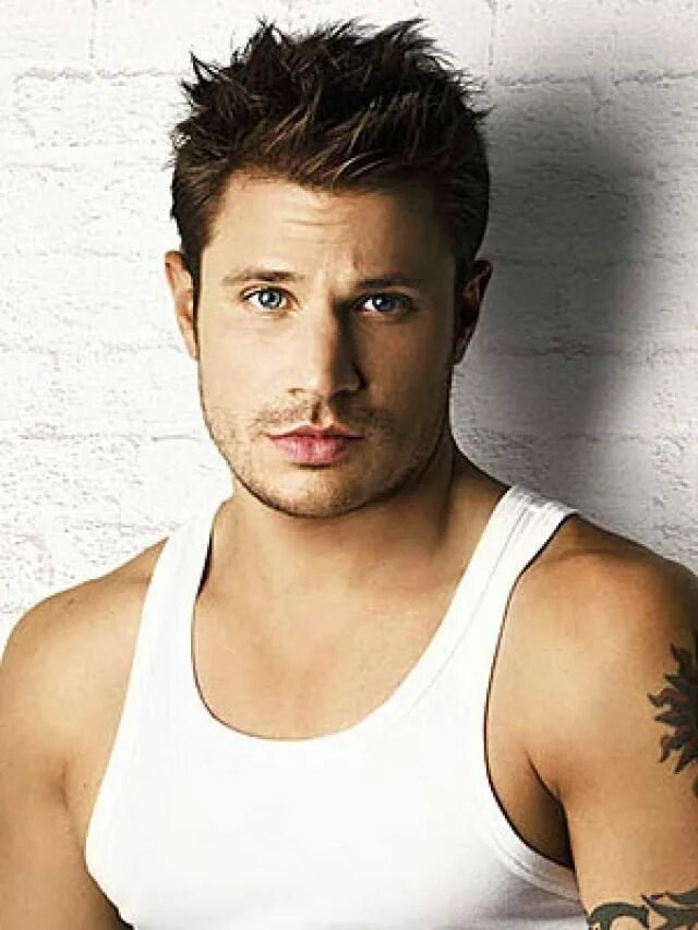 мужские стрижки с мелированием. стрижка ёжик мужская короткая. зак эфрон ёжик прическа. джош дюамель прическа. мужская стрижка spiky hair.