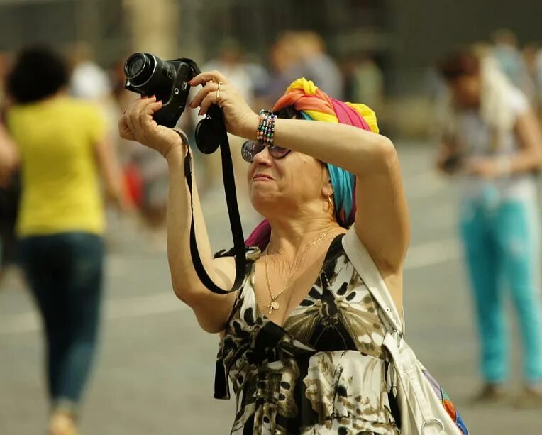 Турист с фотоаппаратом. Туристы фотографируют. Фотосъёмка туристов. Девушка с фотоаппаратом.