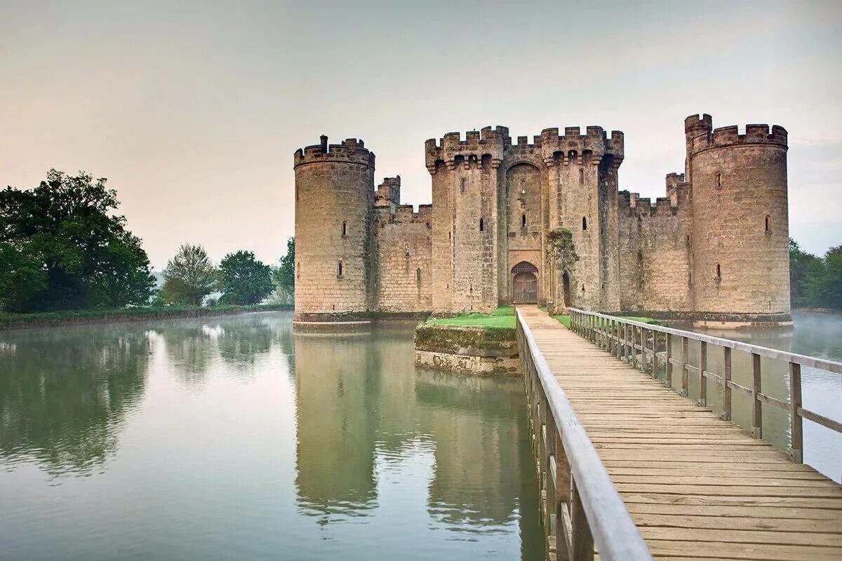 Castle pictures. Замок Бодиам Англия романский стиль. Замок Гравенстен. Бодиам, Восточный Суссекс, Англия. Замок Бодиам в Англии рисунок.