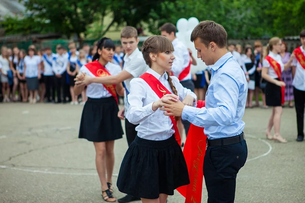 207 выпускников школ города н собираются учиться. Ученики выпускной. Школьный выпускной. Выпускники школы. Последний звонок школьники.