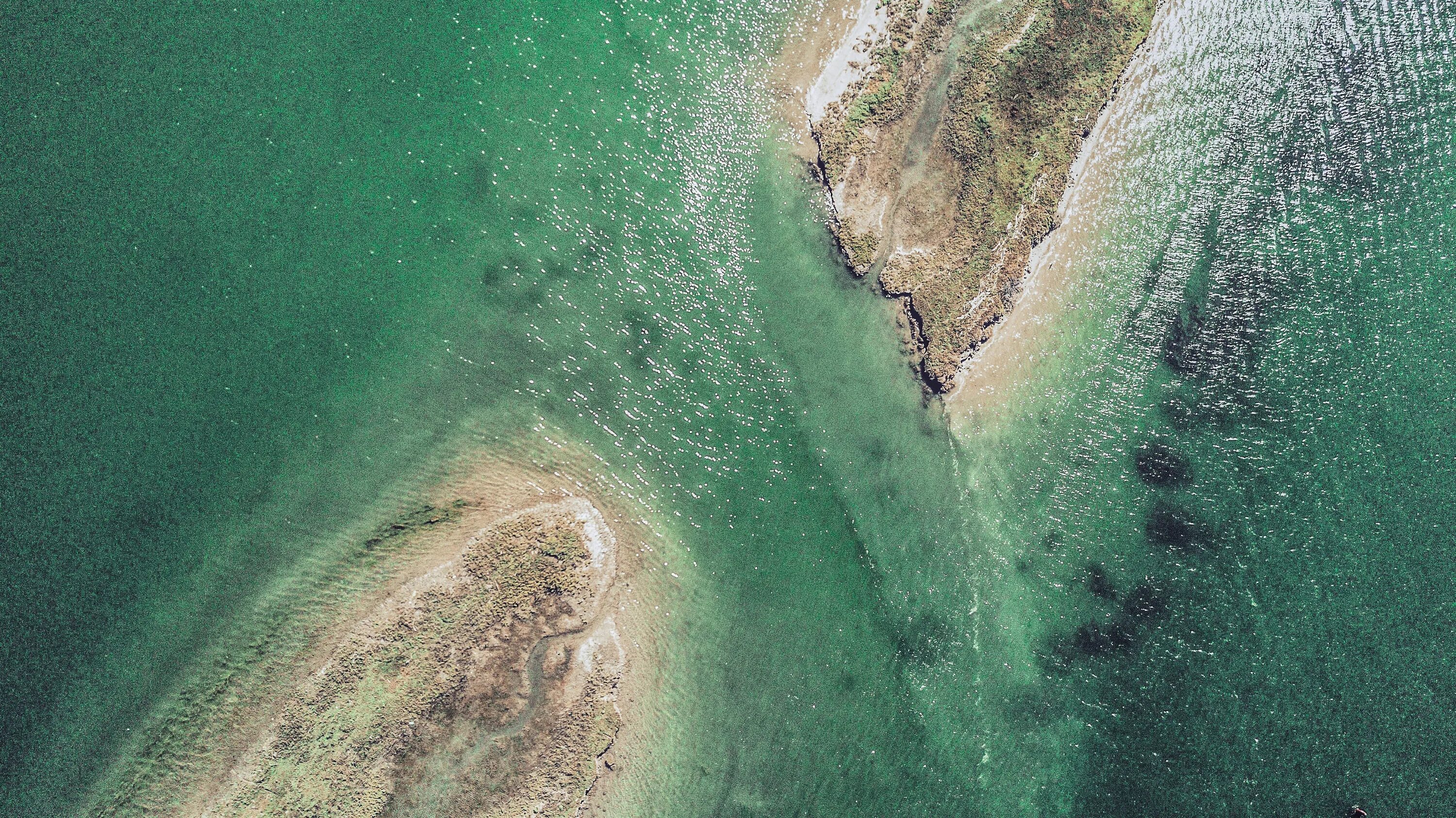 Текстура воды с птичьего полета. Мутная вода в океане. Квадратные волны в океане. Зеленая морская волна. Вижу берег с полоской