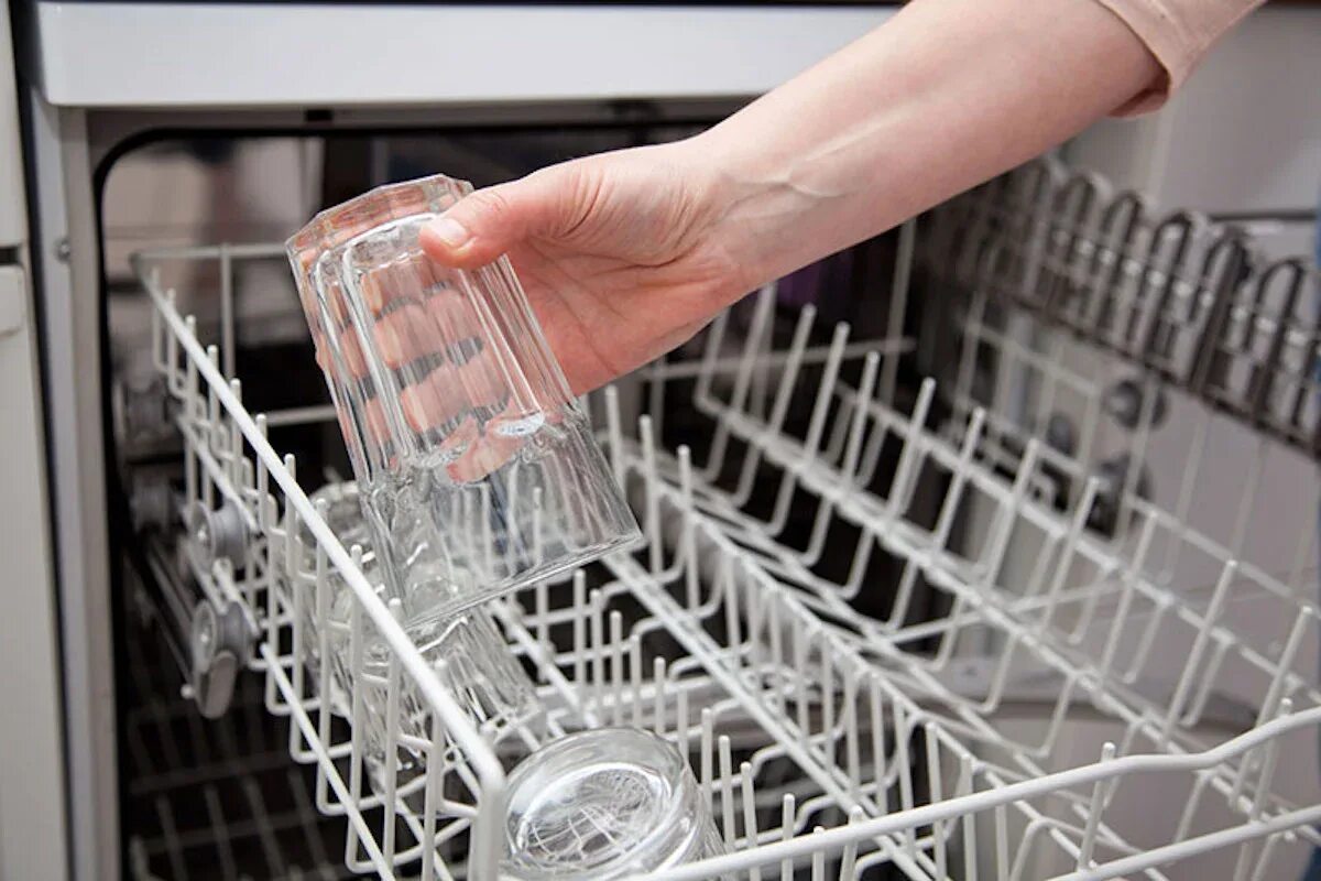 После мытья посуды в посудомоечной машине. Посуда в посудомойке. Посудомоечная машина стеклянная. Бокалы в посудомоечной машине. Стакан для посудомоечной машины.