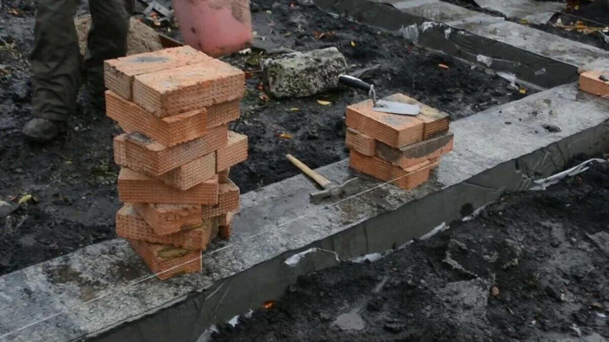 Цоколь кирпичом своими руками. Кладка цоколя. кладем цоколь из кирпича. кладка цоколя из кирпича. кирпич для цоколя фундамента.