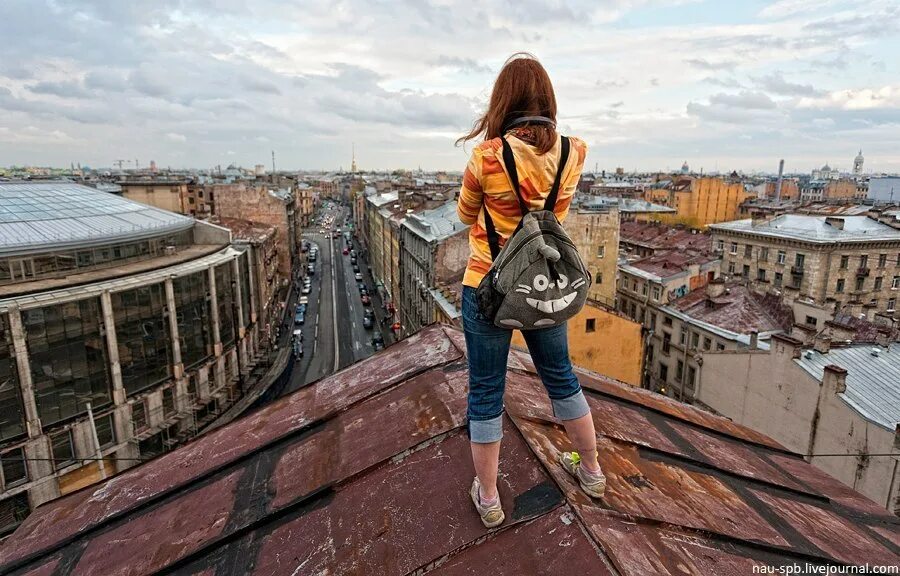 девушка питер дома. на крыше. крыши санкт-петербурга экскурсии. прогулка по крышам питера. прогулка по крышам питера.
