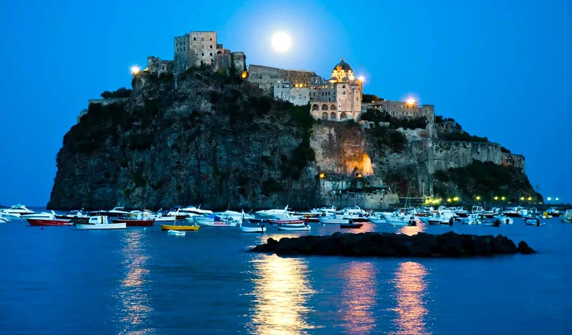 Большой итальянский остров. Неаполь остров Искья. Арагонский замок остров Искья. Арагонский замок, Искья, Италия. Остров Искья в неаполитанском заливе.