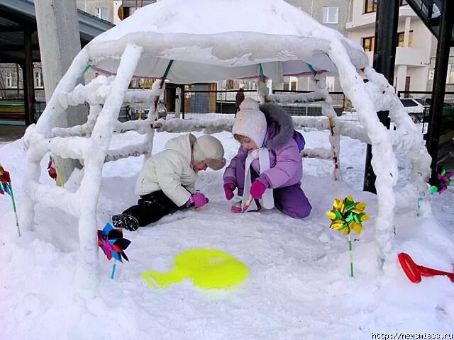 Как сделать снег на улице. Детские снежные городки. детский городок из снега. домик из снега для детей. снежный городок для детей.