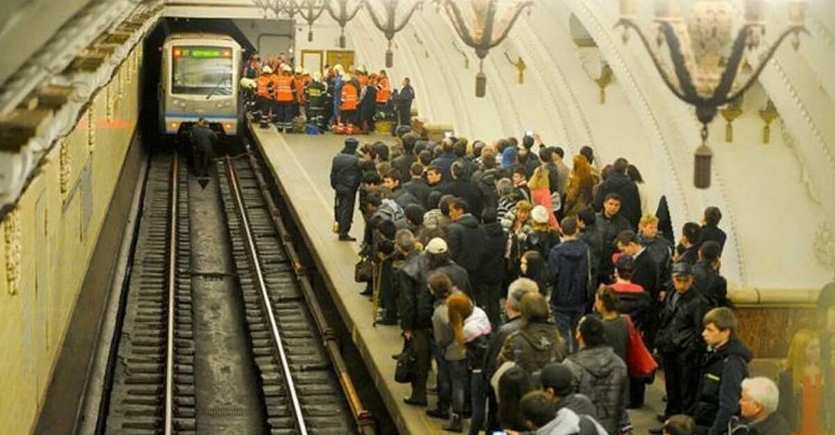 Переехало метро. ПВС метро. Прыгнул под поезд в метро. Человек на путях метро Замоскворецкая. ПВС метрополитена.