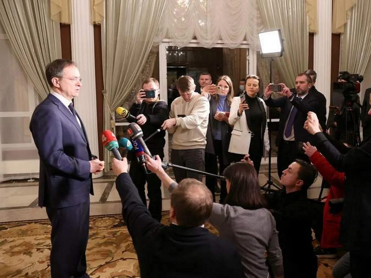 Делегация украины на переговорах в гомеле. Переговоры в беловежской пуще 2022. Переговоры росси и уркианы. Делегация украины на переговорах. Переговоры начались последние новости.