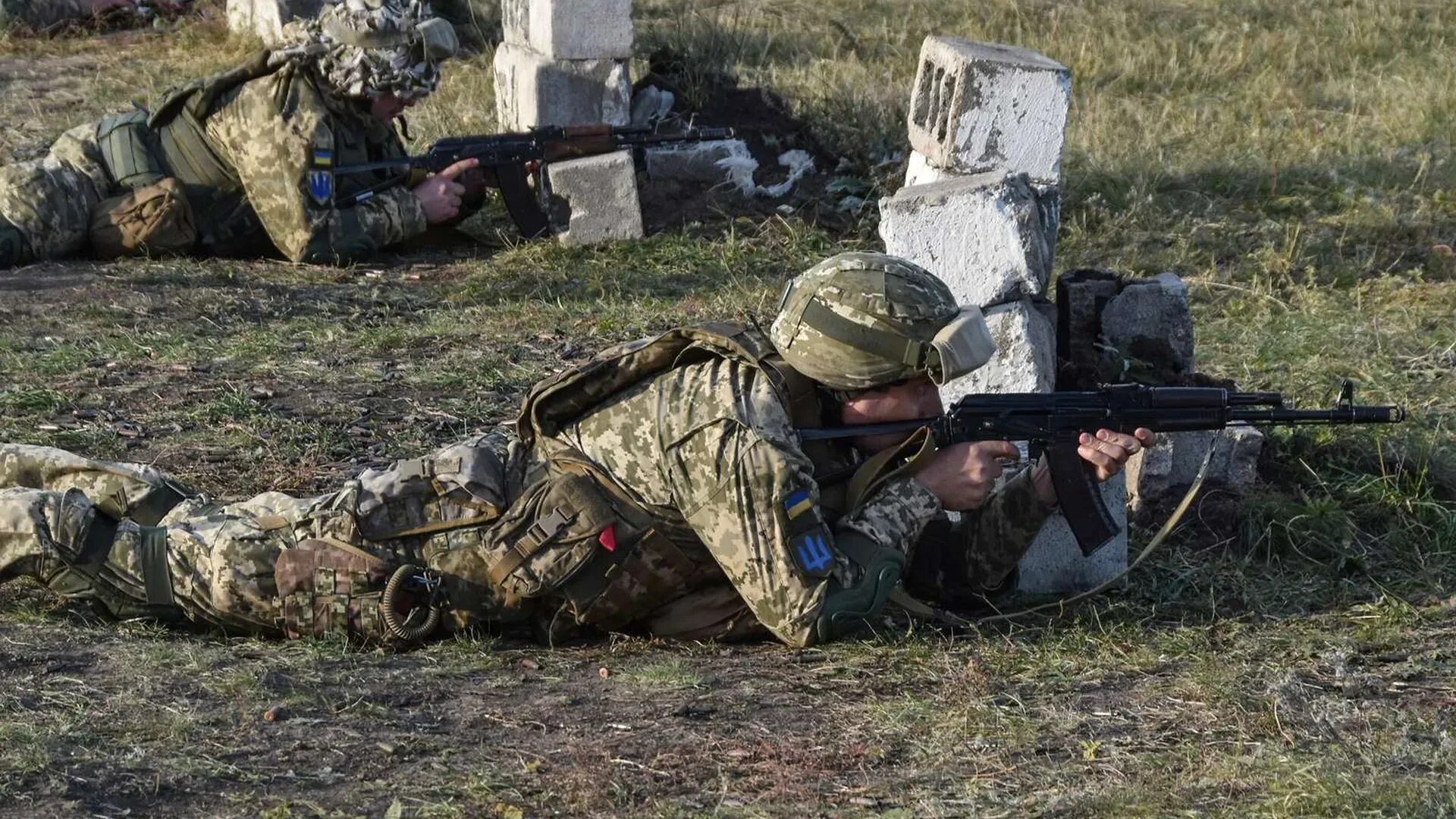Военный отход. Военные действия. Украинские военные. Украинские войска.