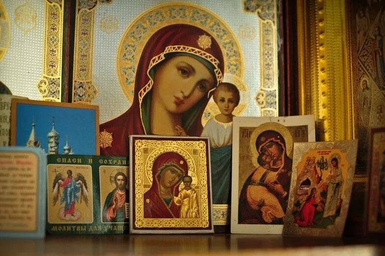 Расположение икон. Иконы в доме. Много икон. Иконы в доме. Иконы дома.