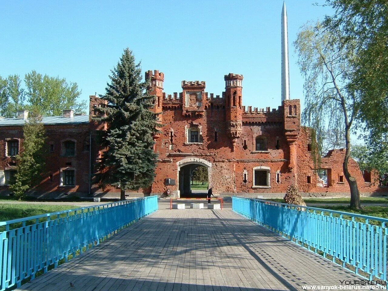 В каком городе находится брестская крепость. Холмские ворота брестская крепость. брестская крепость-герой холмские ворота мемориальный комплекс. холмские ворота символ брестской крепости. брестская крепость брест сейчас.