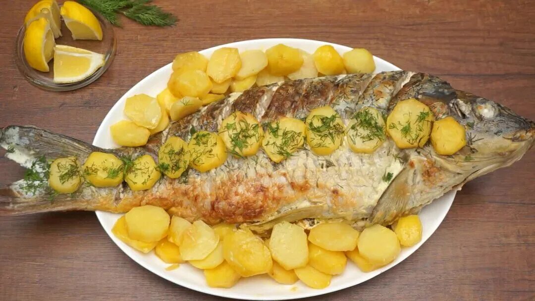 Мерзкая запеченная рыба в игре. Рыба в духовке. Рыба запеченная в духовке. Запеченный Карп с картошкой. Целая рыба запеченная.