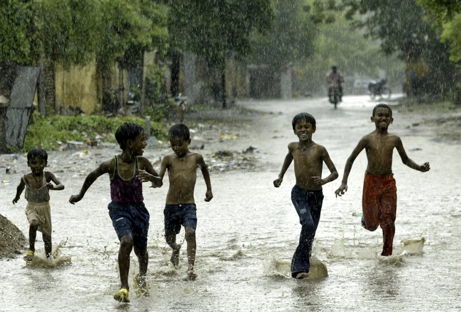 Первый ливень в африку приходит. Африканский мальчик. Африканские дети под дождем. Дети бегут под дождем. Дети купаются под дождем.
