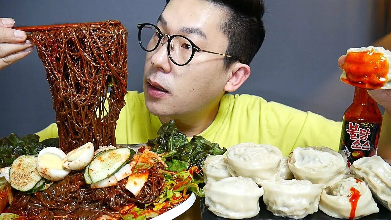 Мукбанг корея видео. МУКБАНГ. МУКБАНГ Корея. MUKBANG кореец. Еда в Корее МУКБАНГ.