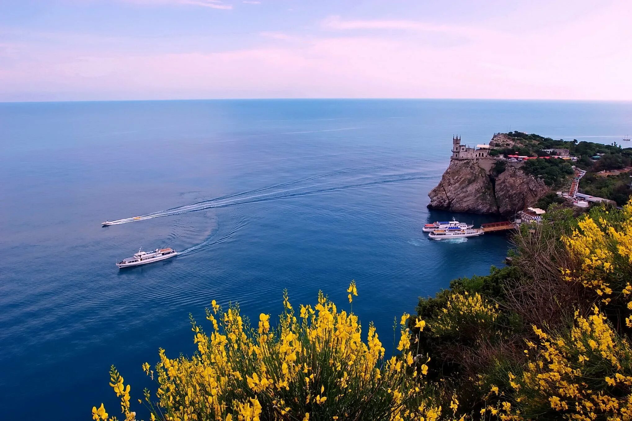 Где красиво в крыму. Крымский полуостров Севастополь. Крымский полуостров природа Ялта. Мыс Зюк. Черное море Крымский полуостров.