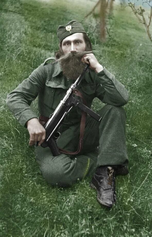 Четники в югославии. Сербский партизан. Усташи и четники война. Сербские четники вторая мировая. Сербский партизан.