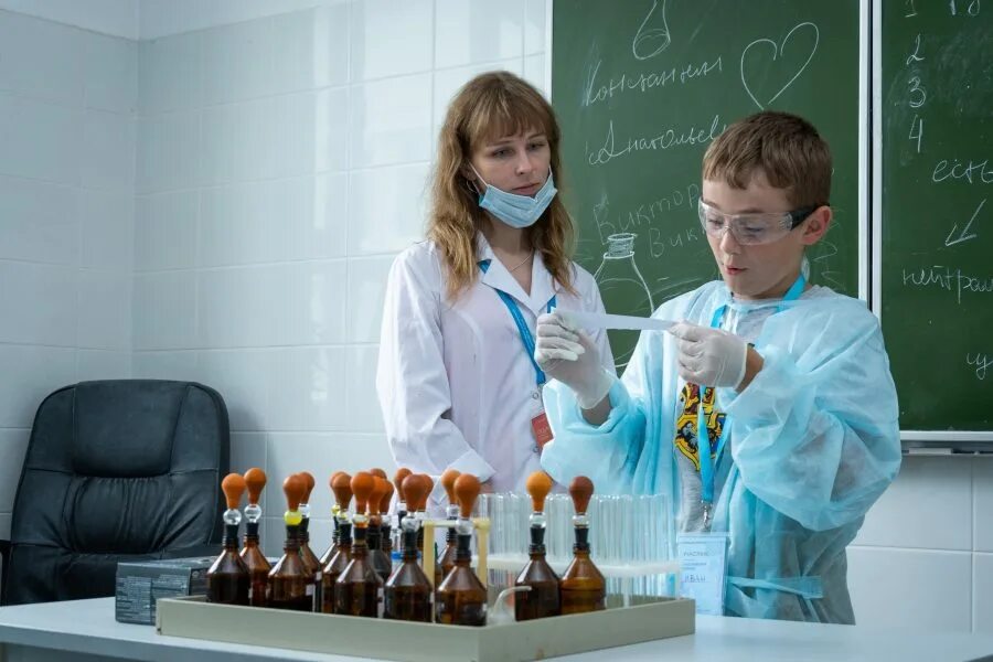Школа наука жизни. Наука в школе. Естественные науки для детей. Дети в научной лаборатории лето. Будущие учителя химия.