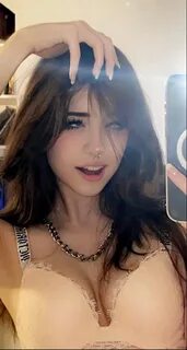 Hannah Owo - Американка, часто позирующая голой на фотографиях и видео. 