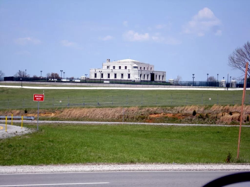 Fort knox. Форт Нокс США. Форт-Нокс в Кентукки. Форт Нокс США хранилище. Военной базы Форт-Нокс.