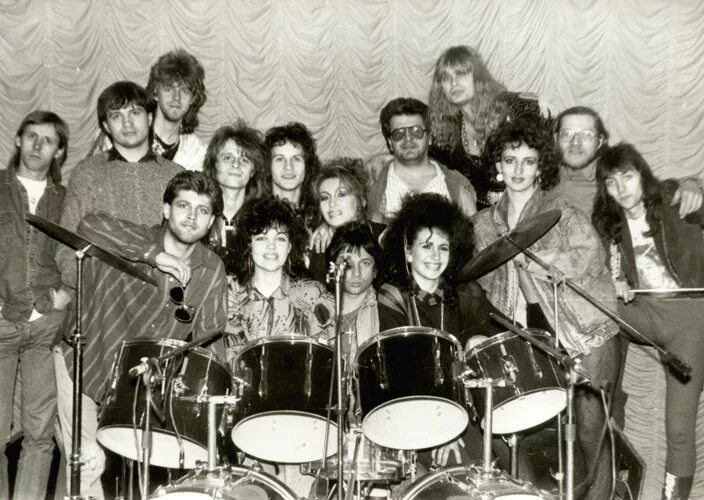 Visiting group. Современная жизнь. Рок группа визит. Иммунитет семьи. Демарш рок-группа.