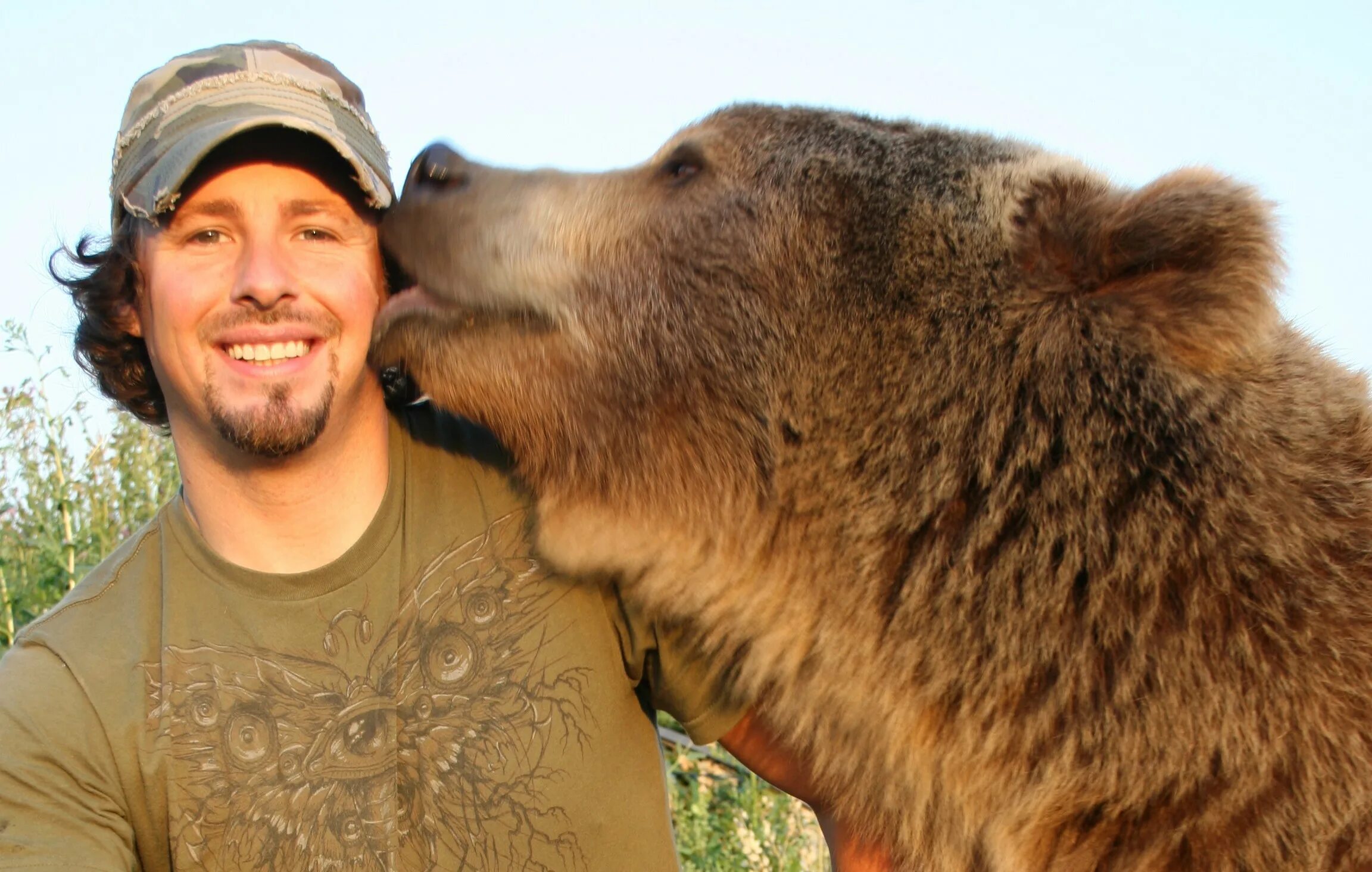 Медведь Гризли и человек Дружба. Кейси Андерсон. Медведь Гризли. Кейси Андерсон и медведь Гризли брут.