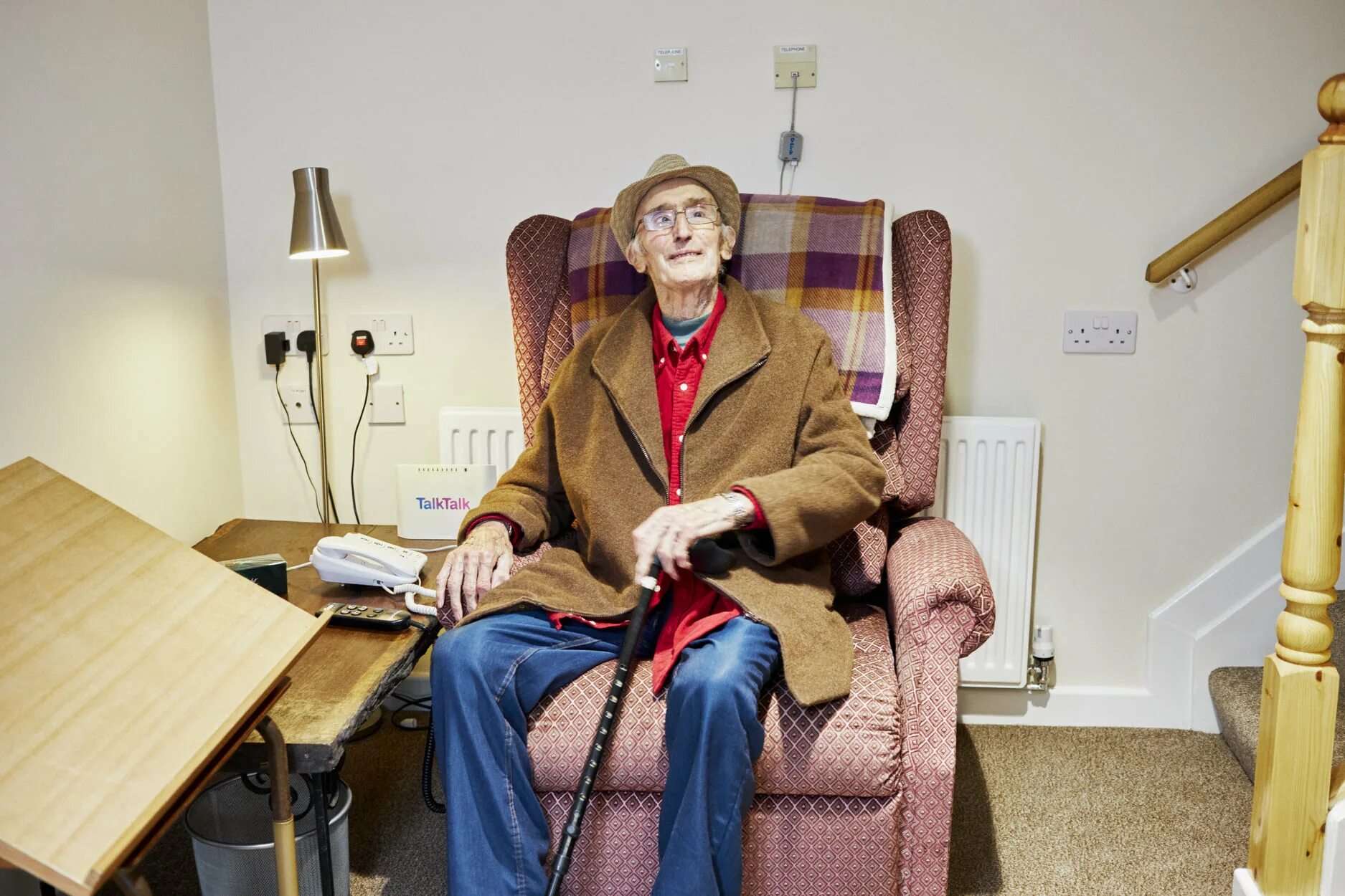 Англичанин живет в красном. Пожилой англичанин. Дом престарелых британцев. Английский для пожилых. Дед 109 лет.