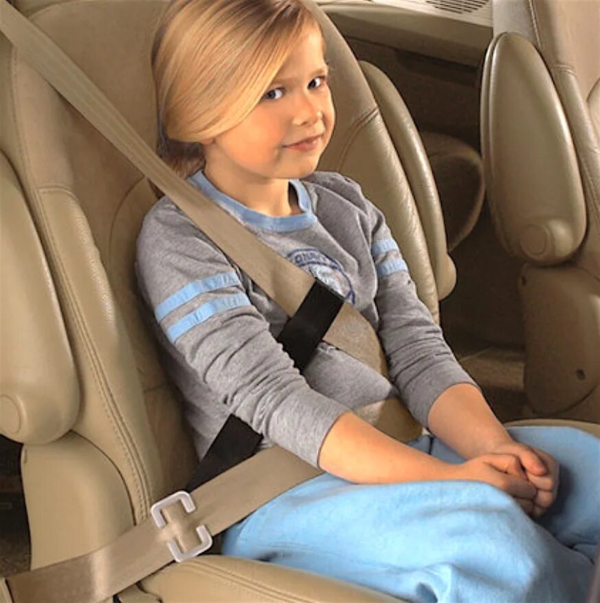 Безопасность ребенка на заднем сидение автомобиля. Ремень безопасности для детей. Штатный ремень безопасности для детей. Бустер на ремень безопасности для детей. Детское кресло пристегивать.