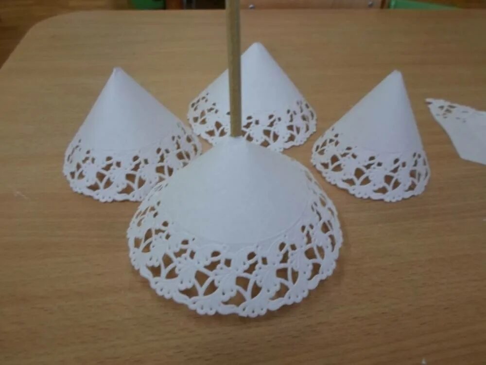 Поделки из ажурных салфеток. Елка из ажурных салфеток. новогодняя елка из ажурных салфеток. елка из ажурных бумажных салфеток. елочка из кружевных салфеток.