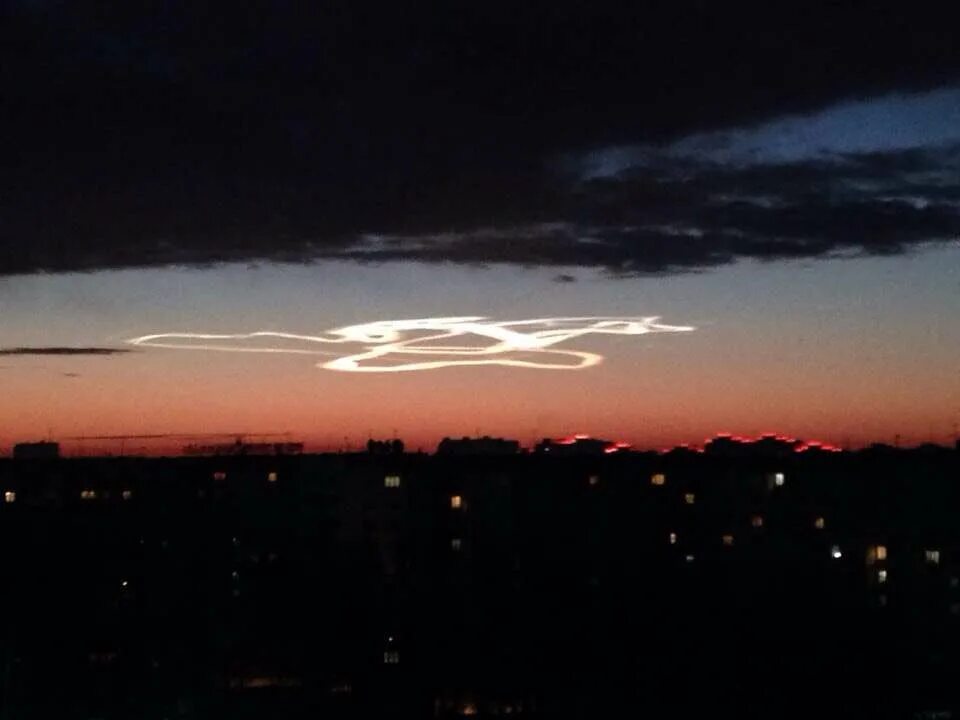 След самолета в небе. Химтрейлы наночастицы. Полосы от самолета на небе. Полоса на небе ночью. След от самолета.