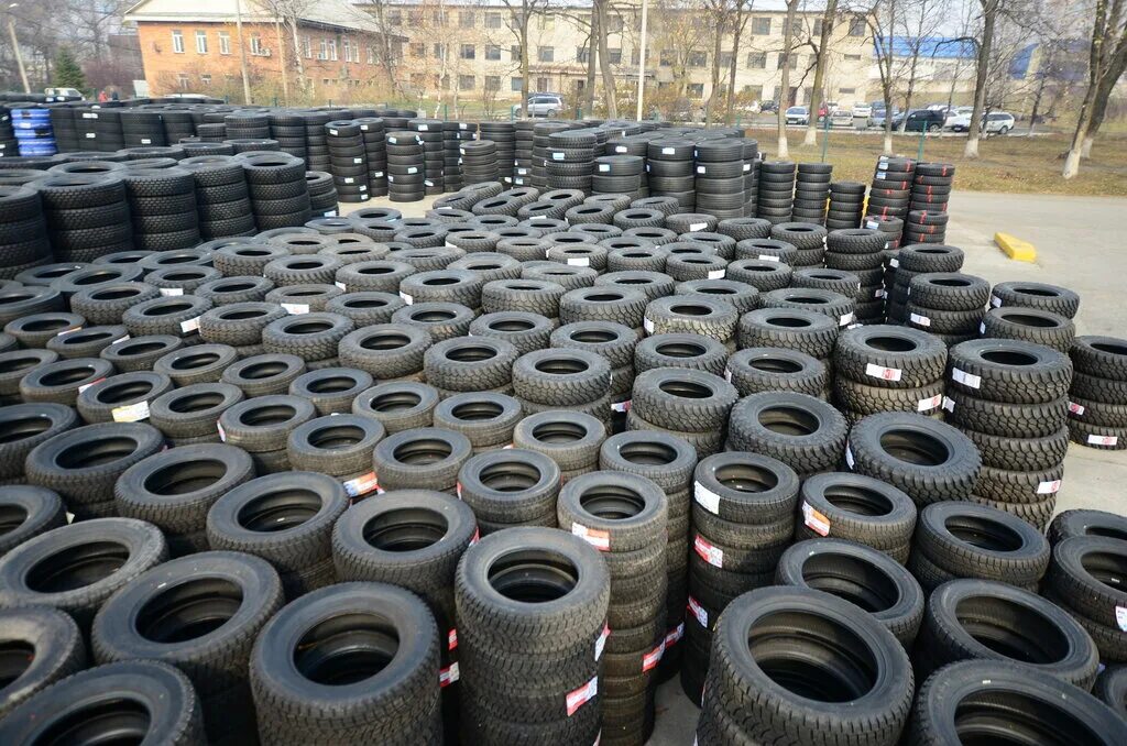 Широкопрофильные шины на газель. Склад резины. Грузовые шины наварка 295. 5 на 7 на покрышках гараж. Резина.